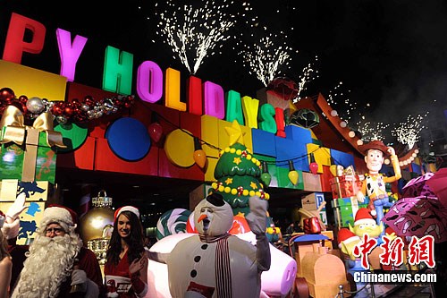 香港商场圣诞华丽变身 花鼠北极熊吸引旅客消费