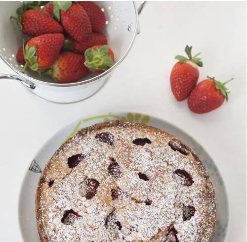 缤纷美食之草莓蛋糕的做法，美味+秀色让你食指大动